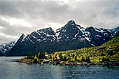 Le isole Lofoten Norvegia. A bordo dell'Hurtigruten   Midnatsol tra Stokmarkens e Svolvaer attraverso il Raftsundet. 